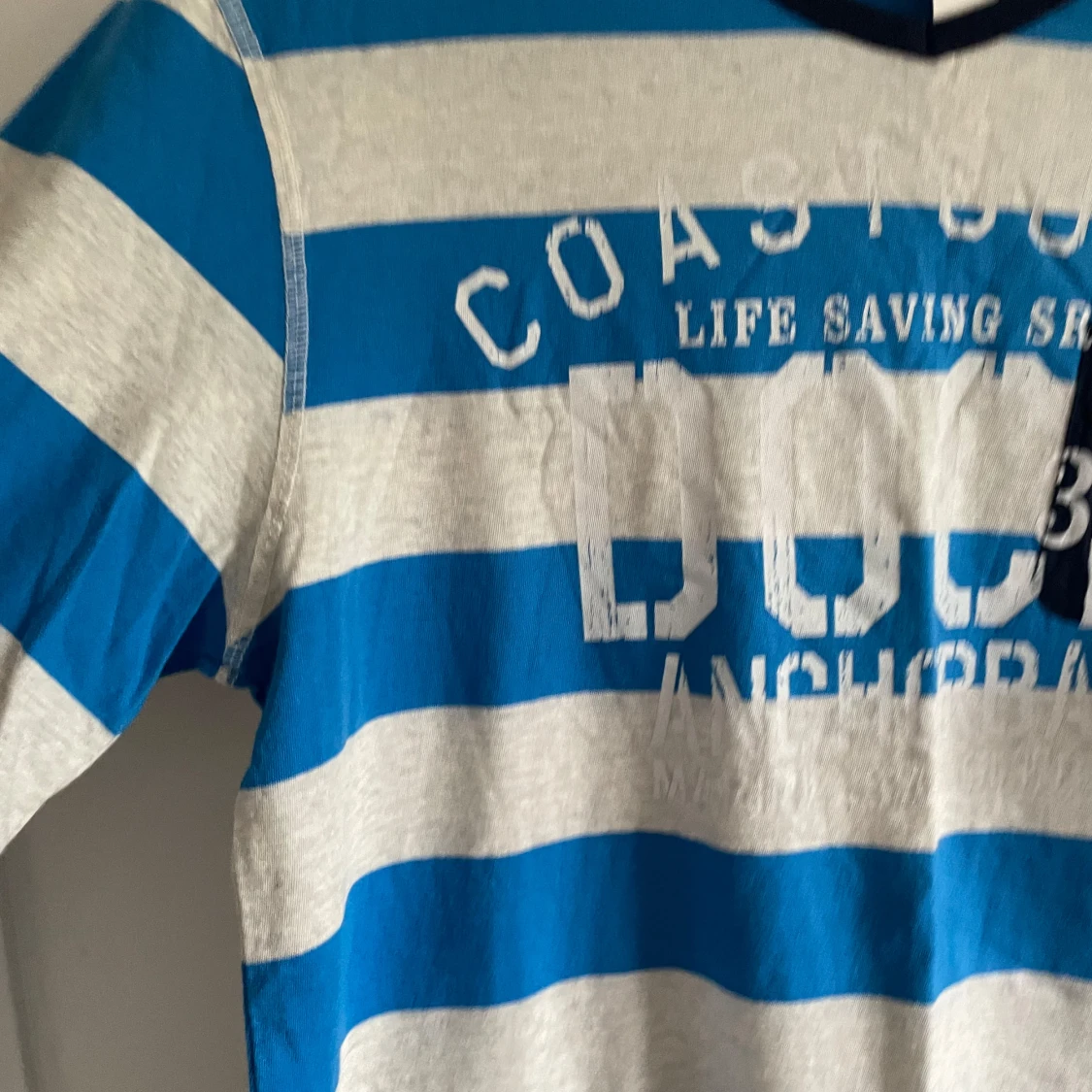 Randig långärmad tröja med tryck - 1