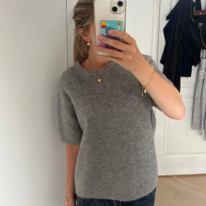 stickad kortärmad tröja från zara  - Jättefin tröja från zara i storlek xl men den är mycket mindre i storlek! Aldrig använd och är i nytt skick🙌🏼