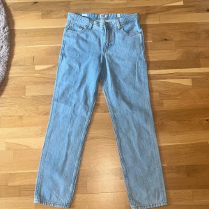 Ljusblå jeans från Jack & Jones - Säljer ett par klassiska ljusblå jeans från Jack & Jones. De har rak passform, fem fickor och snygga kontrastsömmar. Jeansen är tillverkade i bomullsdenim och har en enkel, tidlös look med läderpatch bak i midjan. Är helt nya provat en gång.