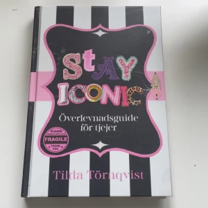 Stay iconic av Tilda Törnqvist - En inspirerande överlevnadsguide för tjejer som vill sticka ut och vara sig själva. Perfekt för unga som söker pepp, tips och motivation i vardagen. Snygg design och full av girl power! Skriven av Tilda Törnqvist