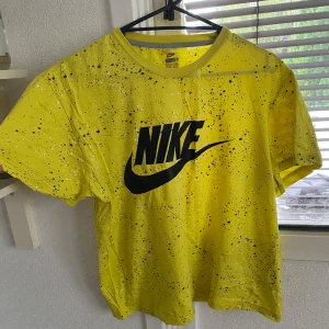 T shirt  - Säljer en Nike T-shirt storlek L, för män men passar även tjejer! Mycket bra skick, knappt använd! Säljer den för 80kr + frakt!