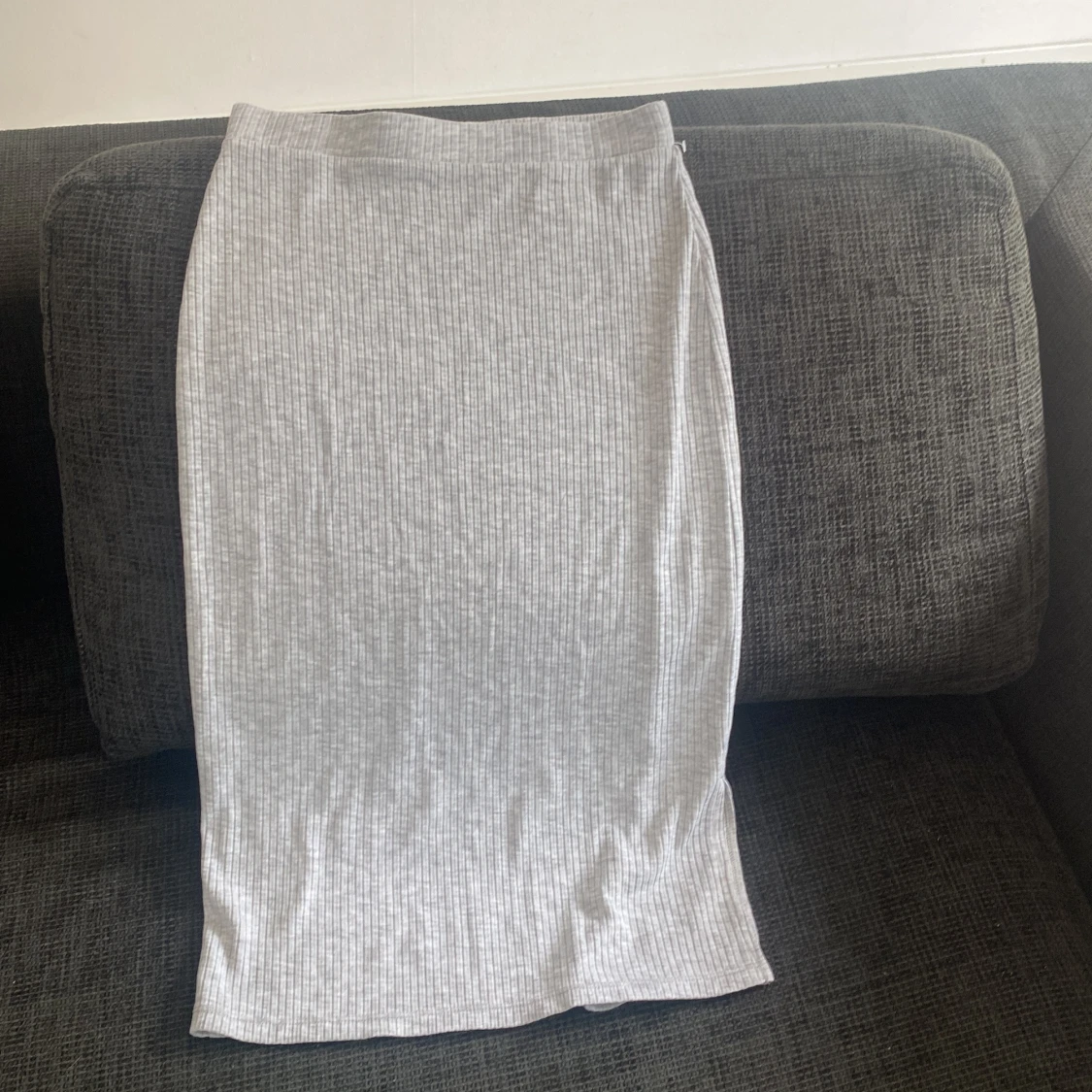 Oanvänd kjol i stretch material strl 146/152