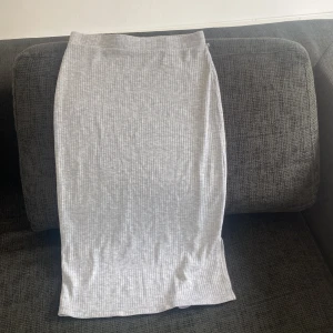 Oanvänd kjol i stretch material strl 146/152 - Grå oanvänd kjol i härlig stretch  strl 146/152