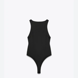 Svart ärmlös bodysuit - Säljer en svart, tight och ärmlös bodysuit med hög halsringning och klassisk siluett. Perfekt att styla med jeans eller kjol för en clean och stilren look. Materialet är stretchigt och bekvämt. Storlek M men är liten i storleken så sitter som XS/S