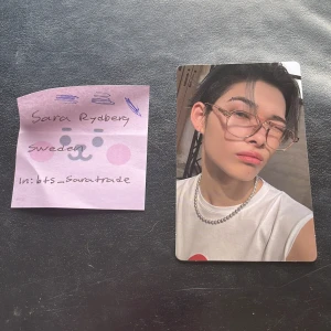 ROMANCE: UNTOLD - Exklusiv photocard från EN- 'ROMANCE: UNTOLD', perfekt för fans av K-pop och samlare. Kortet är från Weverse Shop och har en snygg design – ett måste för dig som vill ha något unikt i din samling! Han är officiell och i nytt skick. 