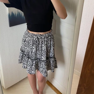 Volangkjol  - Vet ej storlek men tror xs-s. Stretchig i midjan. Skönt och svalt material.  Skriv om du vill köpa annat på min sida så kan du få paketpris och slippa betala dubbelfrakt.