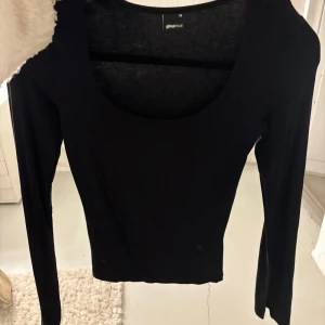 Svart långärmad topp Gina Tricot - En svart långärmad topp från Gina Tricot med U-ringning