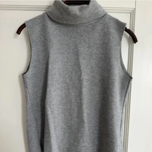 Grå stickad väst med polokrage - Grå stickad från Zara med krage❤️