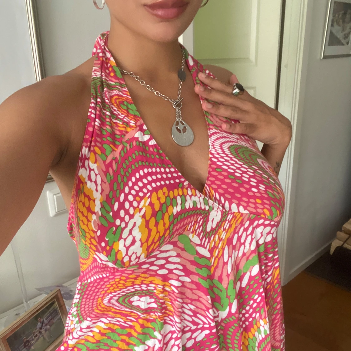 Färgglad halterneckklänning  - 1