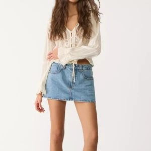 Blå jeanskjol från stradivarius - Snygg blå jeanskjol, helt ny med prislappar kvar! Har inbyggda shorts men är fortfarande kjol på baksidan💗