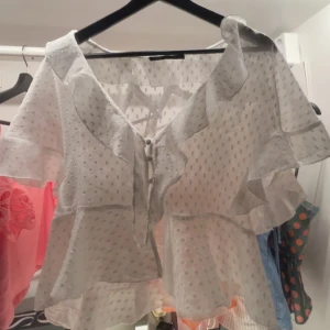Vit volangblus med knyt och prickar - Supersöt vit blus från zara. den saknar en knapp längst ner, men den var så när jag fick den från zara. men ingenting som man lägger märke till. inga andra defekter❤️😇 