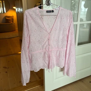 Blus  - Fin rosa blus från Pieces, endast testad. Storlek S