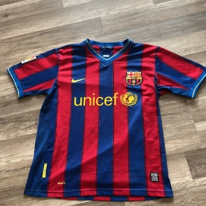 FC Barcelona Ibrahimović tröja Nike M - Klassisk FC Barcelona matchtröja med Ibrahimović och nummer 9 på ryggen. Röd och blå med gula detaljer, vertikala ränder och klubbmärke på bröstet. Nike-logga och Unicef-tryck framtill. Mycket bra skick. Nästan helt ny. Bara nån månad gammal. Kan diskutera pris. Kom gärna med förslag😊