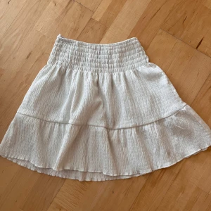 Kjol - Elastik i midjan vilket gör att den passar bra