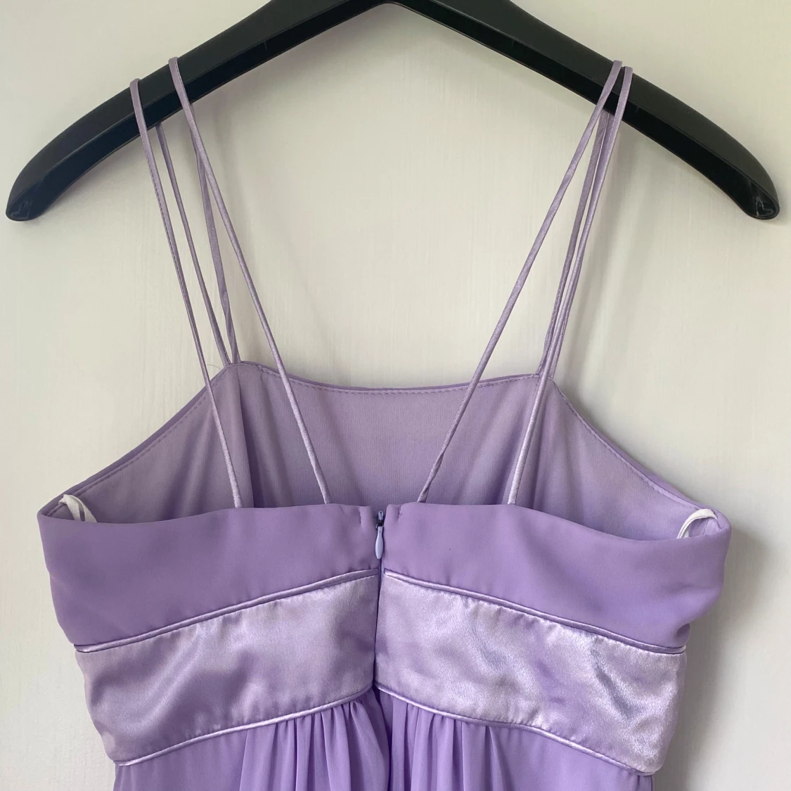 Ljuslila kortklänning med satinband - 2