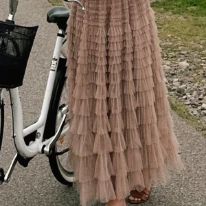 Volangkjol - Säljer nu denna fina volangkjol, storlek S/M. Nypris 899