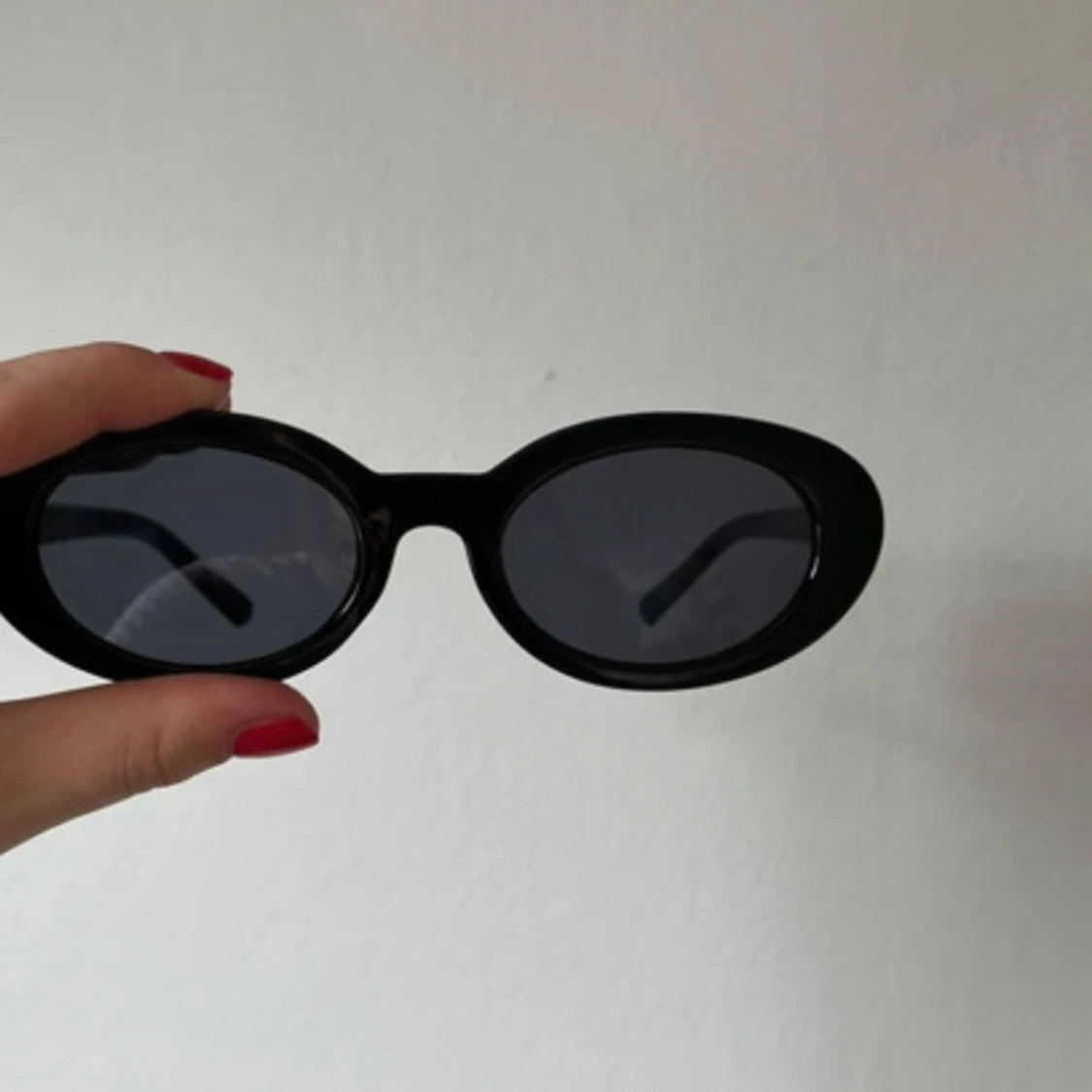 Svarta ovala solglasögon - 1