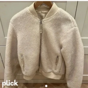 Beige teddyjacka med dragkedja - Säljer vidare denna beiga teddy/bombarjackan från & other stories☺️ nypris är ca 800kr har jag för mig💕perfekt till höst eller vår😊