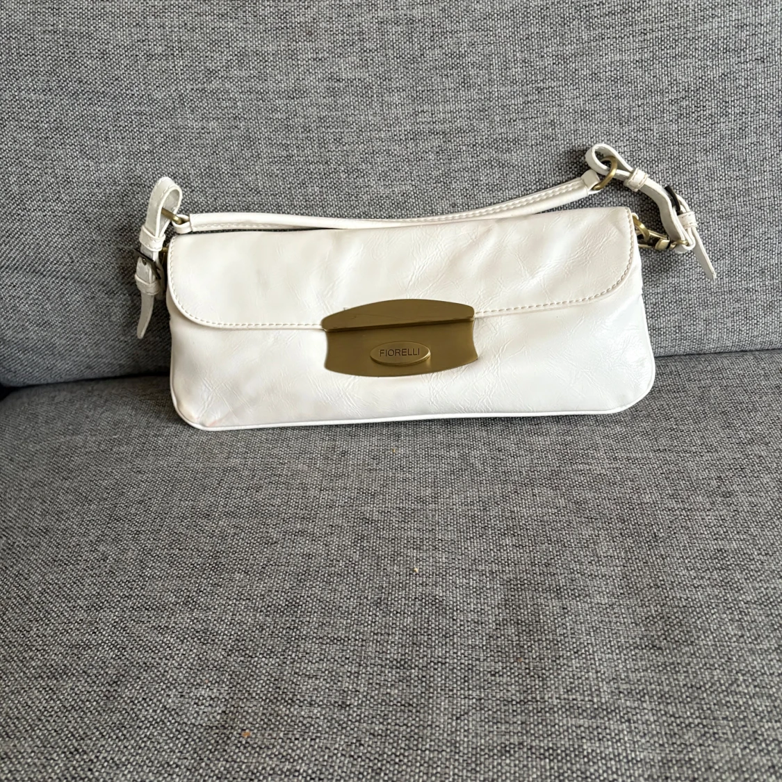 Vit axelväska från Fiorelli