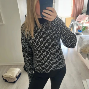 Svart och vit mönstrad tröja - Säljer en svart tröja med vitt mönster. Tröjan har långa ärmar. Aldrig använd så är i super bra skick nypris 500 kronor. 