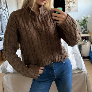 Brun stickad tröja - Säljer en mysig brun stickad tröja. Perfekt för sommarkvällar eller vår/höst. 🌷