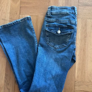 Jeans med fickor  - Säljer dessa snygga jeans från Gina Tricot i storlek 32. Byxorna är lite kortare i längden vilket passar perfekt för folk med kortar ben. Sparsamt använda💕