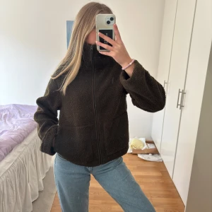 Mörkgrön teddyjacka med dragkedja slutsåld pilejacka hm - Säljer en mysig mörkgrön teddyjacka med dragkedja framtill. Jackan har en avslappnad passform och stora fickor. Oanvänd och slutsåld från hm🩷