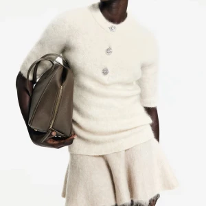 Mohair tröja  - Stickad mohair tröja från hm. Helt slutsåld. Finns en extra knapp också som följer med. 