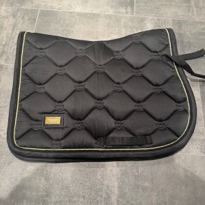 Equestrian Stockholm schabrak - Snyggt ES schabrak, mycket fint skick💓 Stl full 🌟