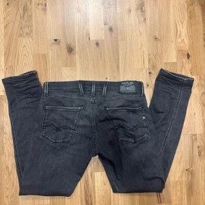 GRÅA REPLAY JEANS - Snygga grå jeans från Replay i storlek 33/32. Jeansen är i mycket bra skick, pris är inte hugget i sten 🪨!