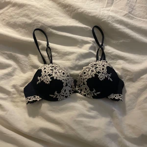 Intimissimi bh - Jätte fin intimissimi bh i storlek 75B. Justerbara axelband. Säljer då jag tyvär köpt i fel storlek. Aldrig använd utan endast testas. (Se kvitto på sista). Originalpris 500kr säljer för 350kr men priset kan diskuteras vid intresse. Bara fråga för fler bilder 💗