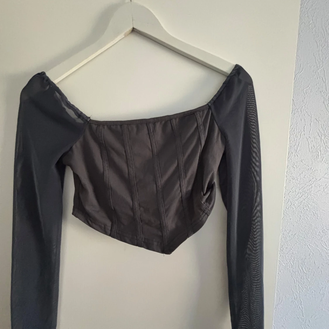 Svart korsettopp med långa ärmar