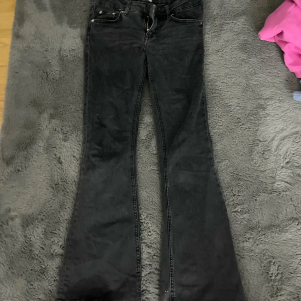 Snygga svarta bootcut lowaist jeans från Lager 157 med klassisk femficksdesign och dragkedja. Perfekta för en stilren look med en touch av retro. Passar bra till både sneakers och klackar. Använda några gånger men är i bra skick. . Farkut & Housut.