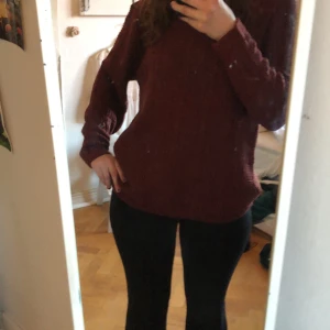 Vinröd stickad tröja från Coltejidos - Säljer en vinröd stickad tröja från Coltejidos. Tröjan har ett fint mönster och långa ärmar, perfekt för kyligare dagar. Den är både stilren och bekväm, vilket gör den till ett mångsidigt tillskott i garderoben.