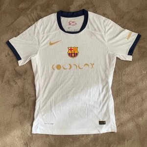 Vit Barcelona tröja 2025/2026 bortaställ - Säljer en helt ny 2025/2026 Barcelona tröja i strl XL men den passar mer som en L. Tags ingår🏷️ Mått 📐 Längd - 74cm, Bredd - 49cm Vid frågor eller funderingar skicka ett pm, Mvh