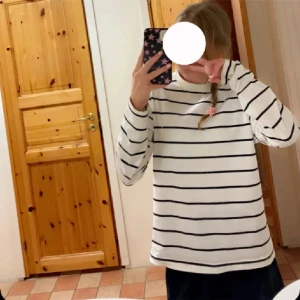 Randig tröja - Superskön tröja som är använd fåtal gånger i somras! Storlek xs men passar s också 