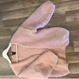 Rosa Stickad kofta - Säljer denna super mysiga och trendiga stickade koftan från Lindex. Perfekt för de kyliga sommarkvällarna, strl xs-s. Skriv för fler frågor❤️