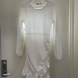 Vit klänning från Vila  - Superfin vit klänning med puffiga ärmar som passar bra till student och skolavslutning 🌸säljer pga att jag inte har användning för den längre. Passar mig som har 36/38 och är 165. Använd en gång!🩷