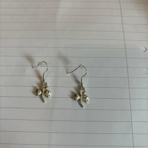 Nickelfria fyrklöverörhängen - Charmiga örhängen i form av fyrklöver i silverfärg. Perfekta för att ge en touch av tur och stil till din outfit. De har en enkel krok för enkel användning.