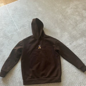 Teddy hoodie - Brun Teddy hoodie. Storlek s. Har aldrig använts