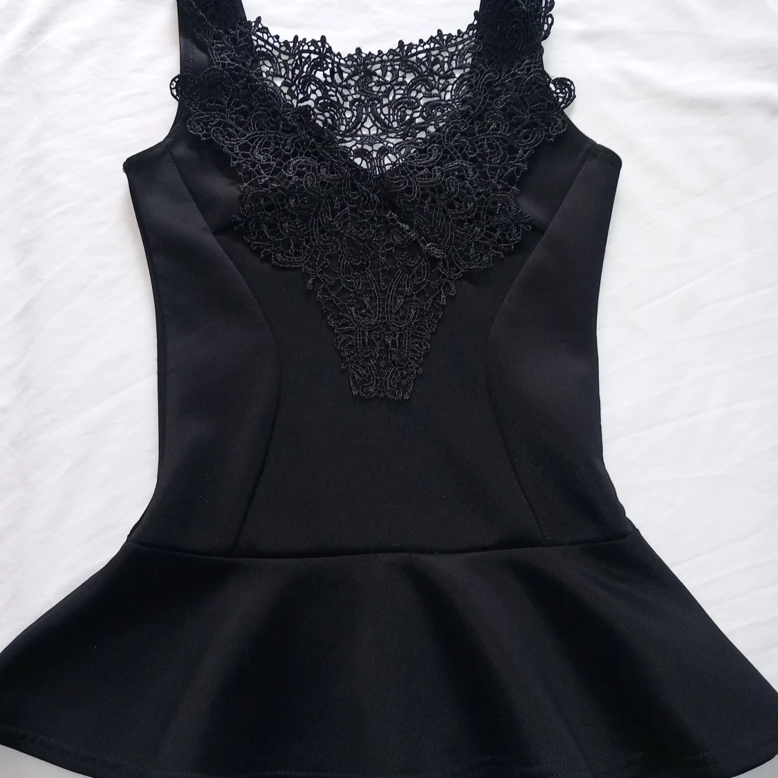 Svart topp med spetsdetaljer från Club L