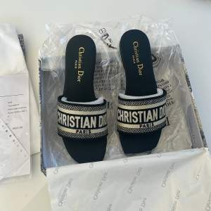 Snygga svarta tofflor från Christian Dior med broderad rem. Aldrig använda endast testade då de var för små för mig, skriv för fler bilder. Storlek 38