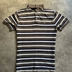 Randig Boomerang Piké  - Säljer en stilren randig pikétröja från Boomerang i storlek L. True to size 