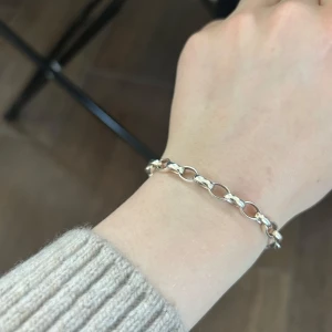 Silverarmband med rund berlock - Elegant silverarmband med länkar och en rund berlock. Perfekt för att lägga till en stilren touch till din outfit.