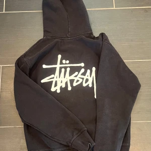 Stussy hoodie - Säljer denna riktigt snygga stussy hoodie. Hoodie är i fint skick och inte använd så mycket, hör av dig vid minsta fråga!