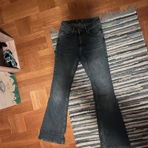 Blå jeansbyxor - Snygga blå jeansbyxor med en klassisk design. Bootcut eller flares inte helt säker 