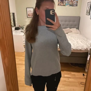 Blå stickad tröja  - Jättefin stickad tröja från vero Moda. Storlek M men skulle säga att den passar S också🩷🩷
