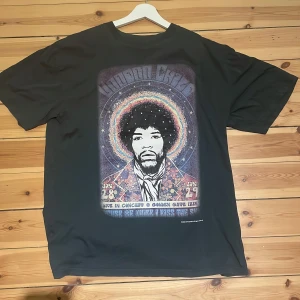Baggy graphic tee med Jimi Hendrix-tryck från Radio Days - Tröjan är egentligen i storlek S men sitter som Large eller XL. Tveka inte på att skriva