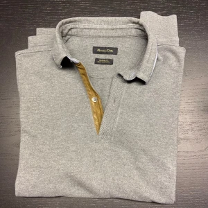 Massimodutti - Säljer nu denna grymt feta tröja av det eftertraktade märket massimodutti Storlek S Skicka för mer info