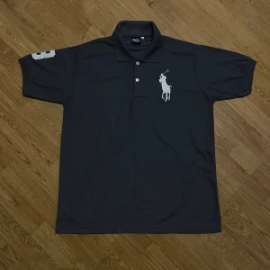 Mörkgrå Pikétröja - Fet piké i storlek M. Helt ny. Tyvärr inte äkta men riktigt fet ändå.